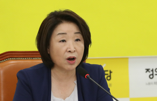 정의당 심상정 대표가 2일 오전 서울 여의도 국회에서 열린 상무위원회에서 발언하고 있다.   [연합뉴스]